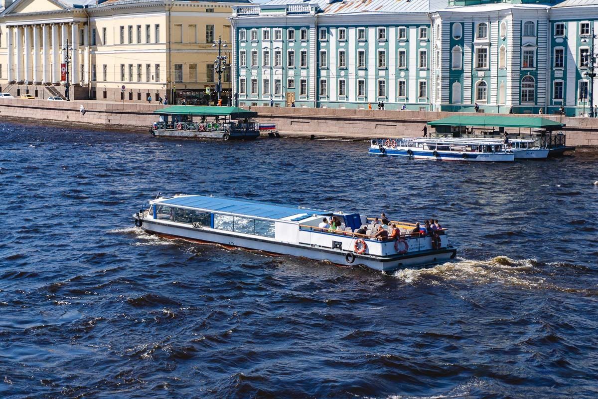 Прогулки по каналам санкт петербурга отзывы. По рекам и каналам Петербурга. Прогулка по каналам Санкт-Петербурга. Круизы по рекам и каналам СПБ.