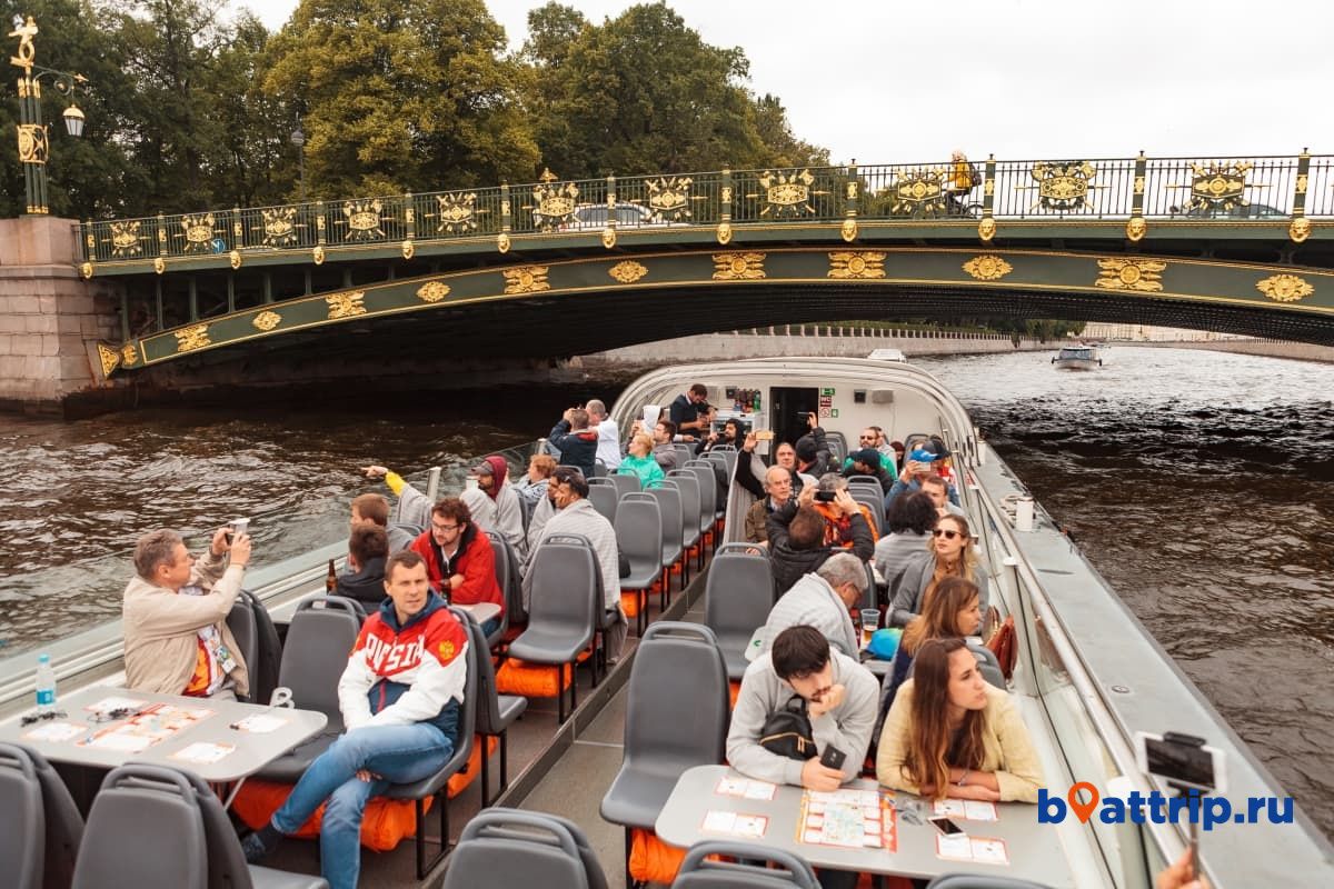 Покататься на теплоходе в санкт петербурге. City Sightseeing Москва теплоход. Речные прогулки по Неве в Санкт-Петербурге. Питер теплоходные экскурсии. Теплоходная прогулка по рекам и каналам Санкт-Петербурга.