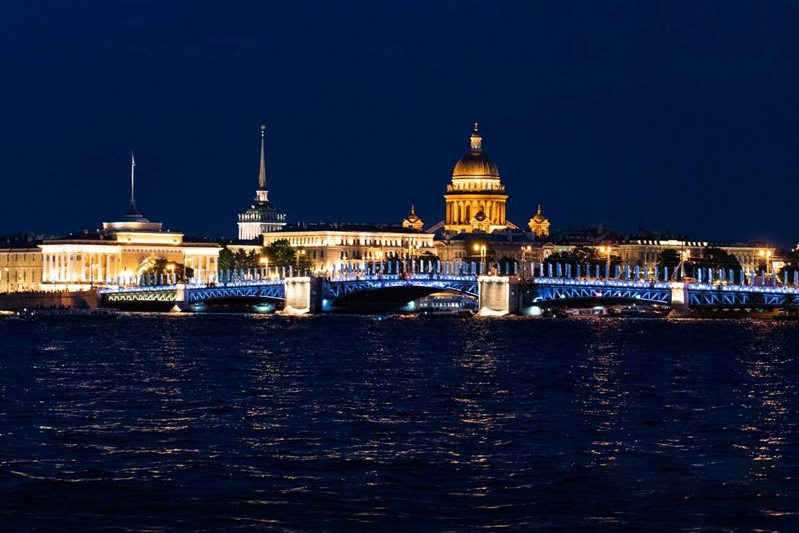 Ночная экскурсия по санкт петербургу разводные мосты. Теплоход кабриолет Пальмира Санкт-Петербург. Ночной Петербург экскурсия водная. Разводные мосты вчера в Питере.